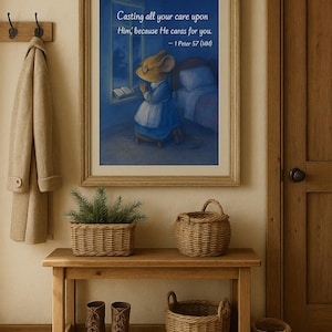 Pode incluir: Uma obra de arte emoldurada com um personagem de rato em um vestido azul, rezando perto de uma janela. A obra de arte está acima de um banco de madeira com cestos e uma pequena planta. O texto na obra de arte diz: "Casting all your care upon Him, because He cares for you."