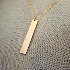 Gold Bar Halskette, Langer Vertikaler Gold Filled Rechteck Anhänger, Gebürstetes Gold Minimalist Halskette von E. Ria Designs Jewelry