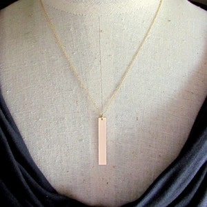 Colar longo com barra de ouro | Pingente Retângulo Vertical Cheio de Ouro | Colar minimalista de ouro escovado da E. Ria Designs Jewelry
