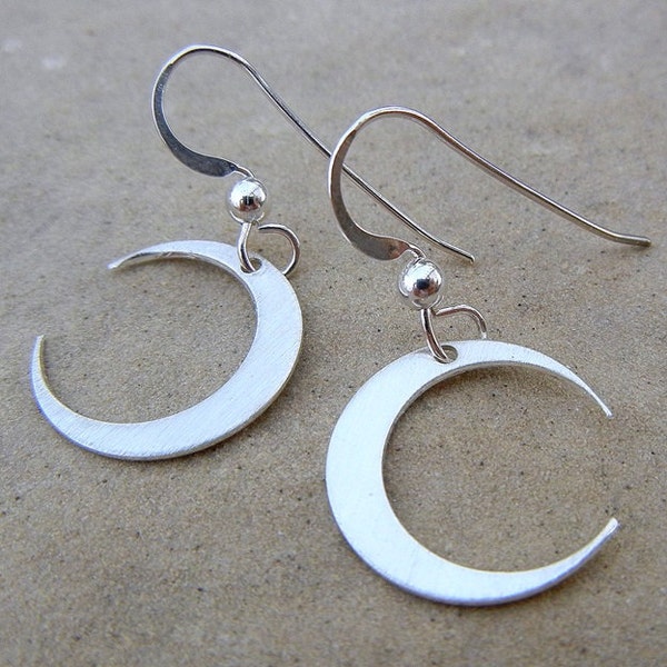 Pendientes de luna / Charms de media luna / Plata de ley cepillada / E. Ria Designs Jewelry