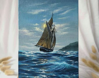 Puede incluir: Una pintura al óleo sobre lienzo representa un velero en el mar bajo un cielo nublado. El barco tiene velas marrones y navega sobre olas azules. Un sol brillante es parcialmente visible. La pintura se exhibe en un pequeño caballete de madera.