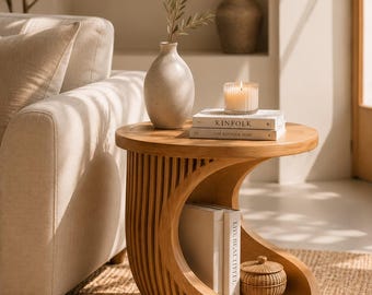 Elegante tavolino laterale scultoreo in legno con design curvo in rovere, ripiano a giorno e stile minimalista ispirato al Giappone.