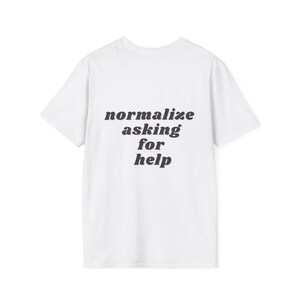 Maglietta con scritta "Mental Health Apparel" / Stampa sul retro: Normalizzare la richiesta di aiuto