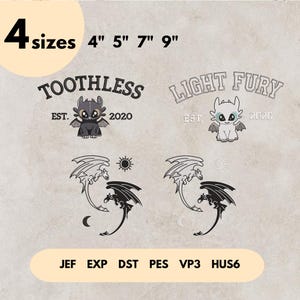 Könnte beinhalten: Ein Bild mit Stickmustern mit den Texten "TOOTHLESS" und "LIGHT FURY", jeweils mit einer Drachenillustration und dem Jahr "2020". Die Designs sind in den Größen 10 cm, 13 cm, 18 cm und 23 cm erhältlich. Enthält die Dateiformate JEF, EXP, DST, PES, VP3 und HUS6.