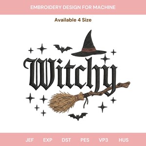Könnte beinhalten: Ein Stickdesign für Maschinen mit dem Wort Witchy in schwarzer gotischer Schrift, einem schwarzen Hexenhut, einem braunen Besen, zwei schwarzen Fledermäusen und schwarzen Sternsymbolen. Text: EMBROIDERY DESIGN FOR MACHINE und Available 4 Size.