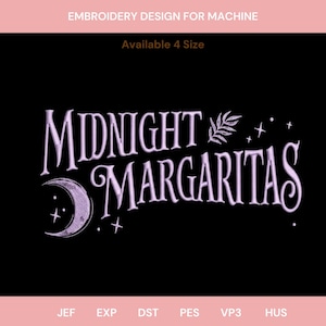 Könnte beinhalten: Ein Stickdesign für Maschinen mit dem Text "MIDNIGHT MARGARITAS" in hellvioletten, stilisierten Buchstaben. Das Design enthält einen Halbmond, kleine Sterne und einen Blattzweig. Der Text oben lautet "EMBROIDERY DESIGN FOR MACHINE" und "Available 4 Size".