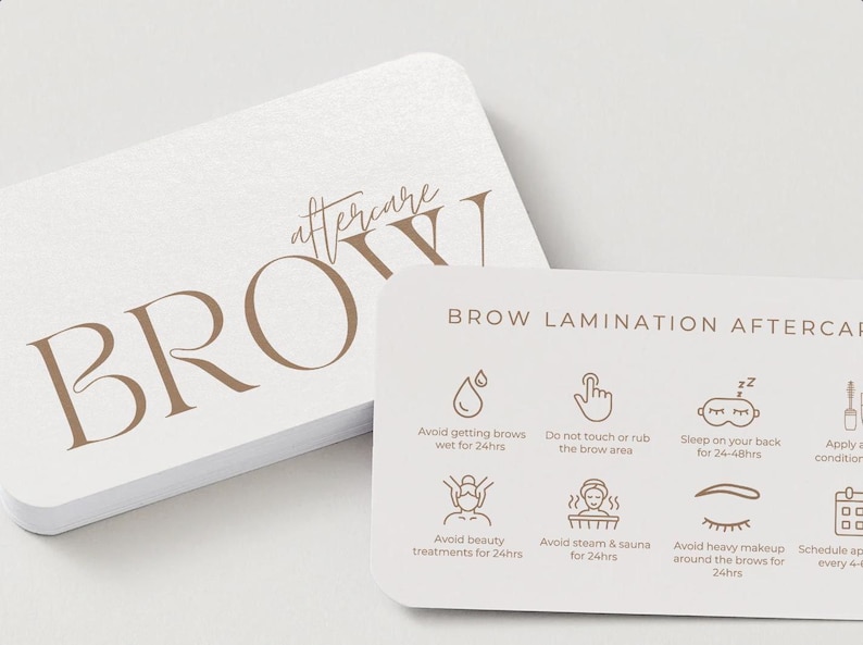 Puede incluir: Una pila de tarjetas blancas de esquinas redondeadas con texto marr&oacute;n. Una tarjeta dice "BROW" con "aftercare" encima. Otra tarjeta muestra "BROW LAMINATION AFTERCARE" e instrucciones de cuidado posterior.