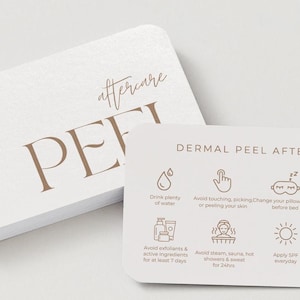Könnte beinhalten: Zwei weiße Karten mit abgerundeten Ecken. Eine Karte hat das Wort "aftercare" und "PEEL" in brauner Schrift. Die andere Karte hat "DERMAL PEEL AFTERCARE" und Symbole mit Anweisungen: Wasser trinken, Hautberührung vermeiden, Kissenbezug wechseln, Behandlungen vermeiden, Peelings vermeiden, Dampf vermeiden, Sonnenschutz auftragen und Termine vereinbaren.