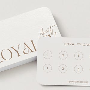 Könnte beinhalten: Zwei weiße rechteckige Treuekarten mit abgerundeten Ecken. Die obere Karte zeigt das Wort LOYALTY in einer großen braunen Serifenschrift und das Wort client in Schreibschrift. Die untere Karte zeigt den Text LOYALTY CARD und zwei Reihen mit vier nummerierten Kreisen.
