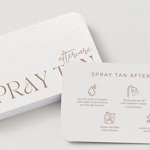 以下が含まれることがあります： 「SPRAY TAN」と「aftercare」の文字が茶色のエレガントなフォントで印刷された、角が丸い白いカードの束。2枚目のカードには、アフターケアの手順とアイコンが「SPRAY TAN AFTERCARE」と表示されています。