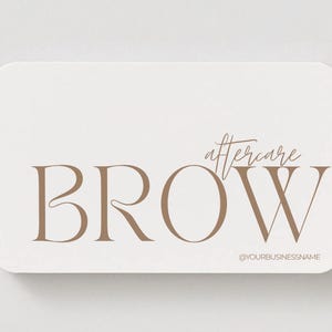 Puede incluir: Una tarjeta rectangular redondeada con las palabras "BROW aftercare" en letras marrones. El texto "@YOURBUSINESSNAME" est&aacute; en la parte inferior. La tarjeta tiene un fondo blanco.