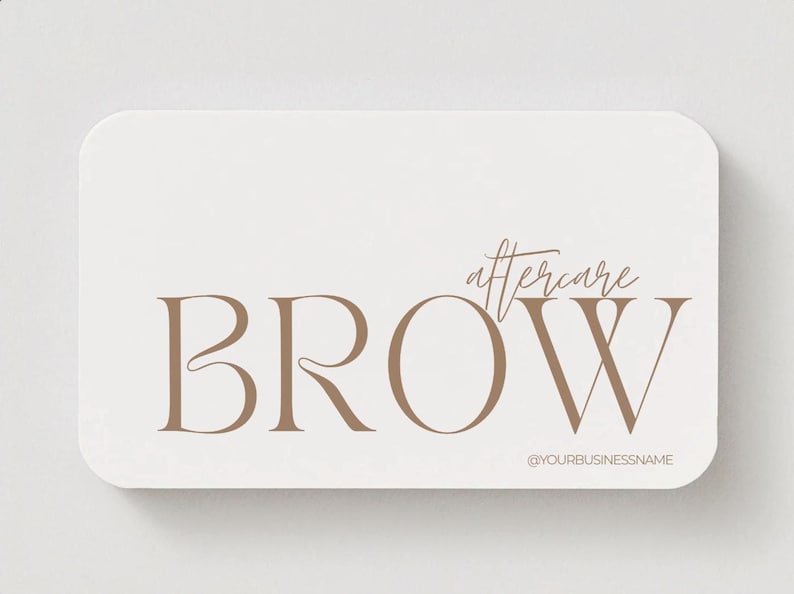 Puede incluir: Una tarjeta rectangular redondeada con las palabras "BROW aftercare" en letras marrones. El texto "@YOURBUSINESSNAME" est&aacute; en la parte inferior. La tarjeta tiene un fondo blanco.