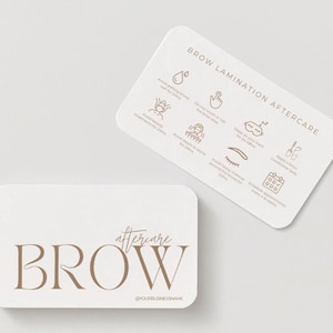 Puede incluir: Dos tarjetas blancas de esquinas redondeadas. Una tarjeta dice "BROW aftercare" en letras marrones y en bloque. La otra tarjeta tiene el texto "BROW LAMINATION AFTERCARE" e iconos. Las tarjetas son para un servicio de belleza.