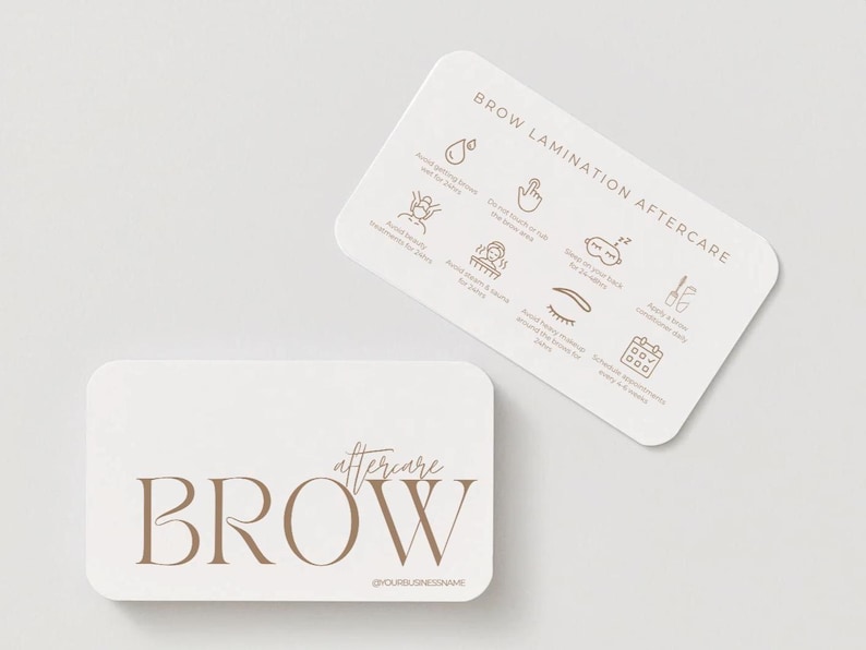 Puede incluir: Dos tarjetas blancas de esquinas redondeadas. Una tarjeta dice "BROW aftercare" en letras marrones y en bloque. La otra tarjeta tiene el texto "BROW LAMINATION AFTERCARE" e iconos. Las tarjetas son para un servicio de belleza.
