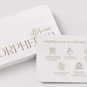 Peut inclure: Un ensemble de cartes blanches aux coins arrondis avec le mot "MORPHEUS" en marron, dans une police élégante. Une carte affiche des instructions de suivi, avec des icônes et du texte sur les soins post-traitement.