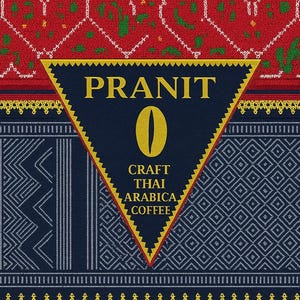 Puede incluir: Diseño de embalaje colorido para "PRANIT" Craft Thai Arabica Coffee. El diseño presenta un triángulo azul marino con texto dorado y un cero, sobre un fondo de tela estampada roja, azul y amarilla.