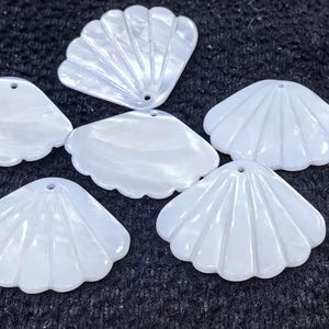 Grande ciondolo a forma di conchiglia, settore di perle autentiche, perline di conchiglia