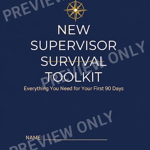 Può includere: Una copertina per documenti blu scuro con un'icona a bussola dorata sopra il testo NEW SUPERVISOR SURVIVAL TOOLKIT e il sottotitolo Everything You Need for Your First 90 Days. La sezione inferiore include linee per NAME e DATE con un diamante.