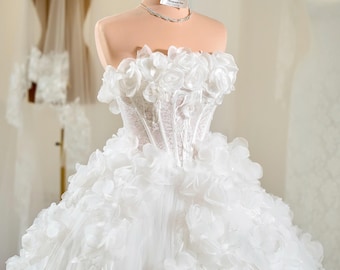 3D Floral Ballkleid, trägerloses Korsett Brautkleid, Prinzessin Brautkleid, handgefertigtes individuelles Hochzeitskleid, Luxus Tüll Brautkleid von Rosa