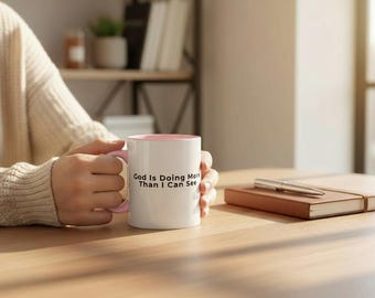 Taza de café "Dios está haciendo más de lo que puedo ver" / Acento de dos tonos