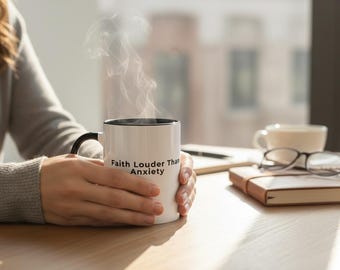 Taza con acento "La fe es más fuerte que la ansiedad", cita inspiradora, regalo religioso, rosa y negro