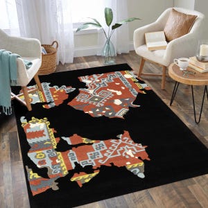 Puede incluir: Una alfombra rectangular negra con un diseño de mapa. El mapa presenta patrones rojos, amarillos, grises y azules. La alfombra está colocada sobre un suelo de madera. La habitación tiene dos sillas blancas, una mesa auxiliar y una ventana.