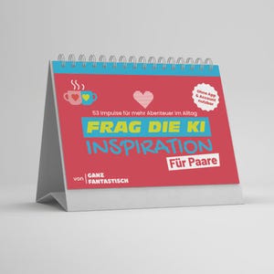 Könnte beinhalten: Ein roter und blauer Tischkalender mit Spiralbindung. Der Kalender zeigt den Text "FRAG DIE KI INSPIRATION Für Paare" in großen, farbigen Buchstaben. Er enthält auch ein Herz- und Tassensymbol sowie den Text "53 Impulse für mehr Abenteuer im Alltag."