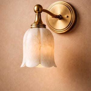 Può includere: Un cartello in legno fatto a mano con la scritta "Welcome" in un carattere giocoso. Il cartello presenta uno sfondo bianco invecchiato e una cornice marrone scuro, perfetto per una porta d'ingresso o un ingresso.