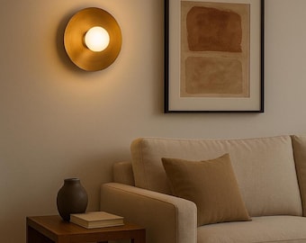Aplique de pared moderno de latón con pantalla de globo opalino