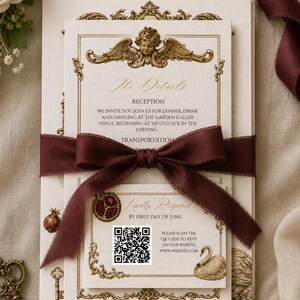 K&ouml;nnte beinhalten: Elegante Hochzeitseinladung mit goldenen Verzierungen und einem weinroten Band. Die Einladung enth&auml;lt den Text "The Details" und "Kindly Respond". Ein QR-Code ist f&uuml;r die RSVP enthalten.