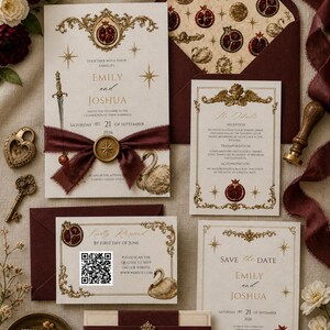 K&ouml;nnte beinhalten: Elegante Hochzeitseinladungs-Suite mit bordeauxrotem und goldenem Farbschema. Die Einladung zeigt verzierte Details, ein Granatapfelmotiv, Sternakzente und die Namen "Emily und Joshua". Enth&auml;lt RSVP-, Detail- und Save-the-Date-Karten.