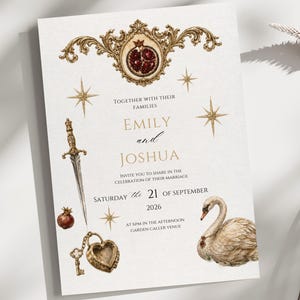 K&ouml;nnte beinhalten: Hochzeitseinladung mit goldenen Verzierungen und Text. Enth&auml;lt einen Granatapfel, ein Schwert, ein herzf&ouml;rmiges Schloss, einen Schl&uuml;ssel und einen Schwan. Die Einladung lautet "EMILY and JOSHUA" und das Datum "SAMSTAG, den 21. SEPTEMBER 2026".