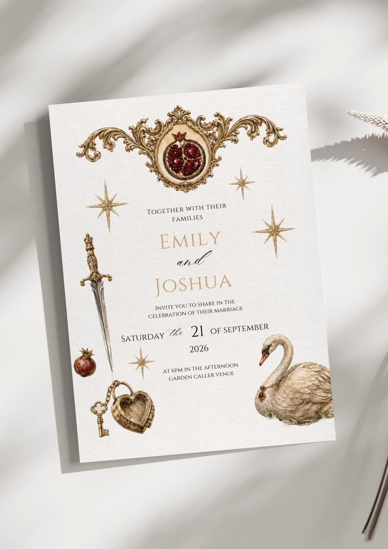K&ouml;nnte beinhalten: Hochzeitseinladung mit goldenen Verzierungen und Text. Enth&auml;lt einen Granatapfel, ein Schwert, ein herzf&ouml;rmiges Schloss, einen Schl&uuml;ssel und einen Schwan. Die Einladung lautet "EMILY and JOSHUA" und das Datum "SAMSTAG, den 21. SEPTEMBER 2026".