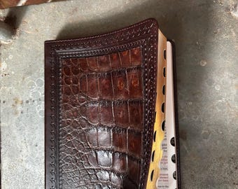 Handgjord KJV-bibel | Inlägg i äkta alligatorläder, omslag i bearbetat läder (stor text, tunn linje)