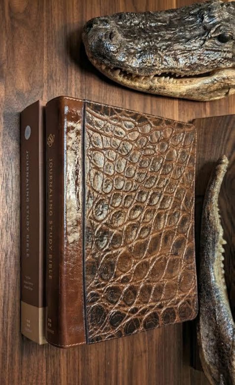 Personlig läderbibel och andaktsset - Anpassad handbunden helig bibel - Lyxig kristen gåva med alligatormotiv bild 4