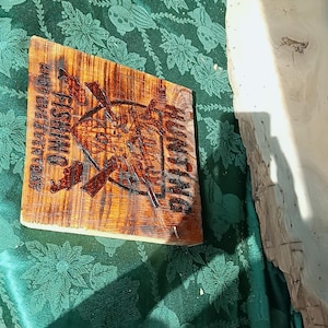 holzgebrannter jagender Hirsch auf Senkzypresse