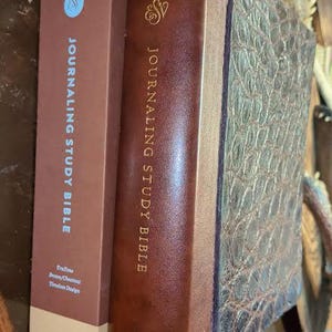 Personlig läderbibel och andaktsset - Anpassad handbunden helig bibel - Lyxig kristen gåva med alligatormotiv bild 3
