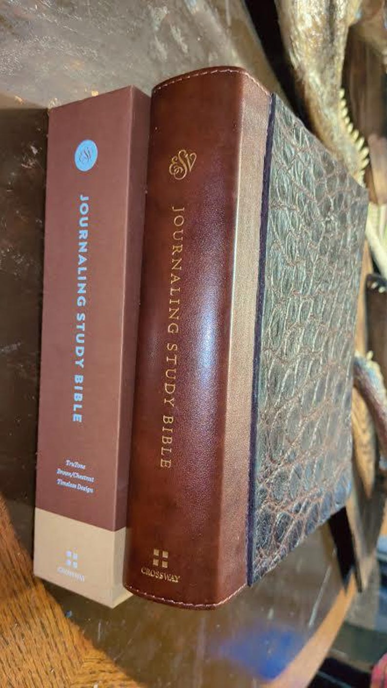 Personlig läderbibel och andaktsset - Anpassad handbunden helig bibel - Lyxig kristen gåva med alligatormotiv bild 3
