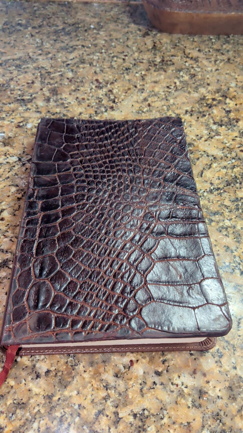 Personlig läderbibel och andaktsset - Anpassad handbunden helig bibel - Lyxig kristen gåva med alligatormotiv bild 7