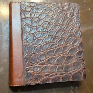 Personlig läderbibel och andaktsset - Anpassad handbunden helig bibel - Lyxig kristen gåva med alligatormotiv bild 6