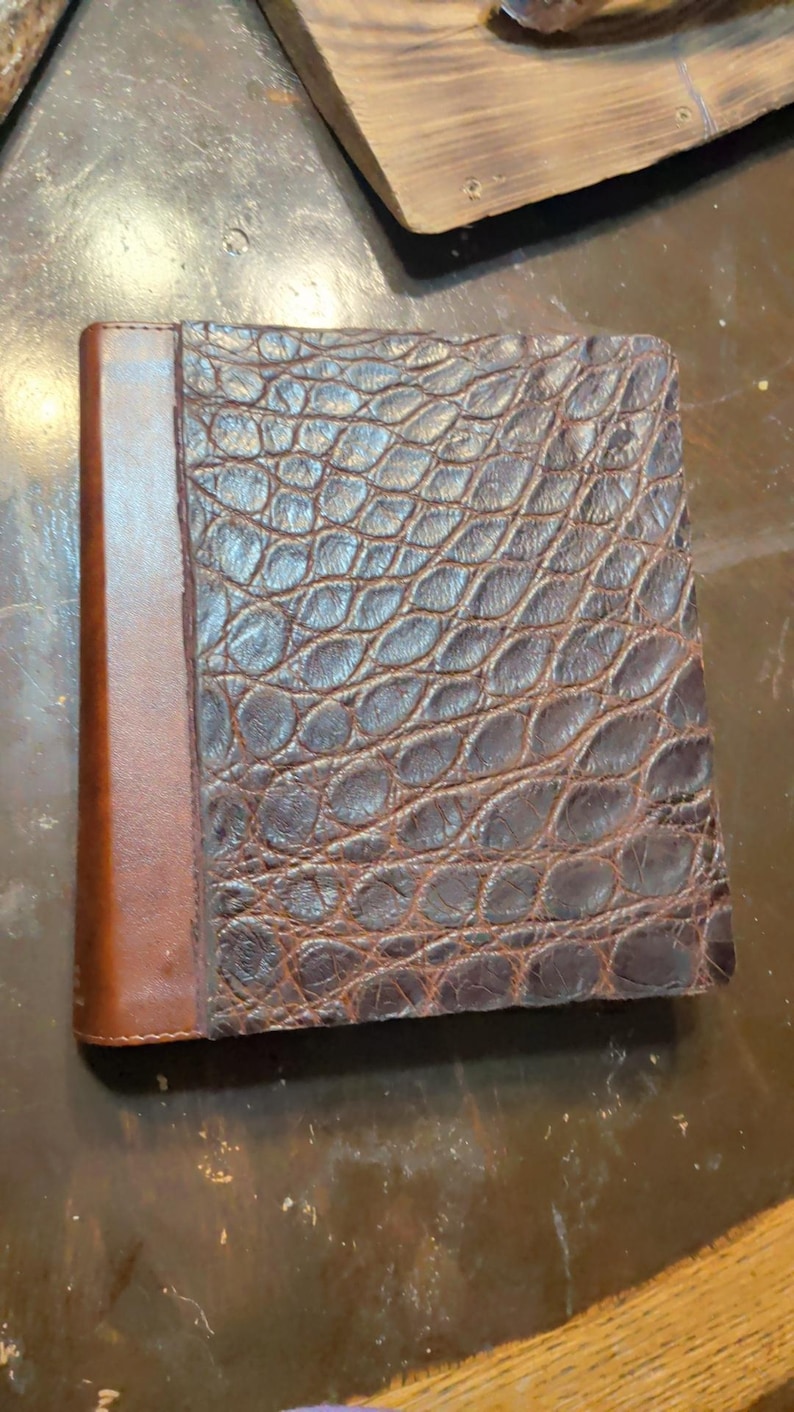 Personlig läderbibel och andaktsset - Anpassad handbunden helig bibel - Lyxig kristen gåva med alligatormotiv bild 6