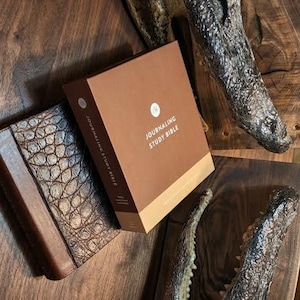 Personlig läderbibel och andaktsset - Anpassad handbunden helig bibel - Lyxig kristen gåva med alligatormotiv bild 5
