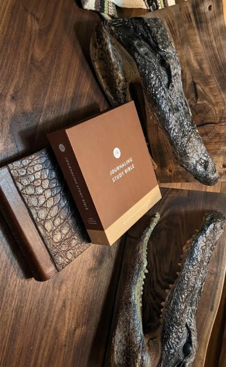 Personlig läderbibel och andaktsset - Anpassad handbunden helig bibel - Lyxig kristen gåva med alligatormotiv bild 5