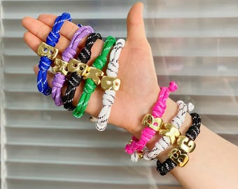 Pulsera de paracord con inicial personalizada, dije chapado en oro de 18 quilates, regalo personalizado para damas de honor.