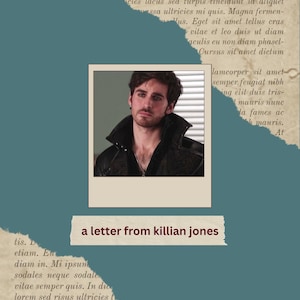 Könnte beinhalten: Eine Scrapbook-Seite im Vintage-Stil mit einem Foto eines Mannes in einer schwarzen Jacke. Der Text "a letter from killian jones" ist unter dem Foto abgedruckt. Der Hintergrund zeigt zerrissenes Papier und Text.