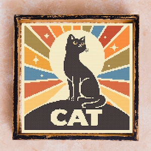 Può includere: Un'opera d'arte a punto croce incorniciata con una silhouette di gatto nero su uno sfondo in stile retrò. Il design include una luna color crema, strisce radianti in arancione, giallo, blu e verde e la parola "CAT" in basso.