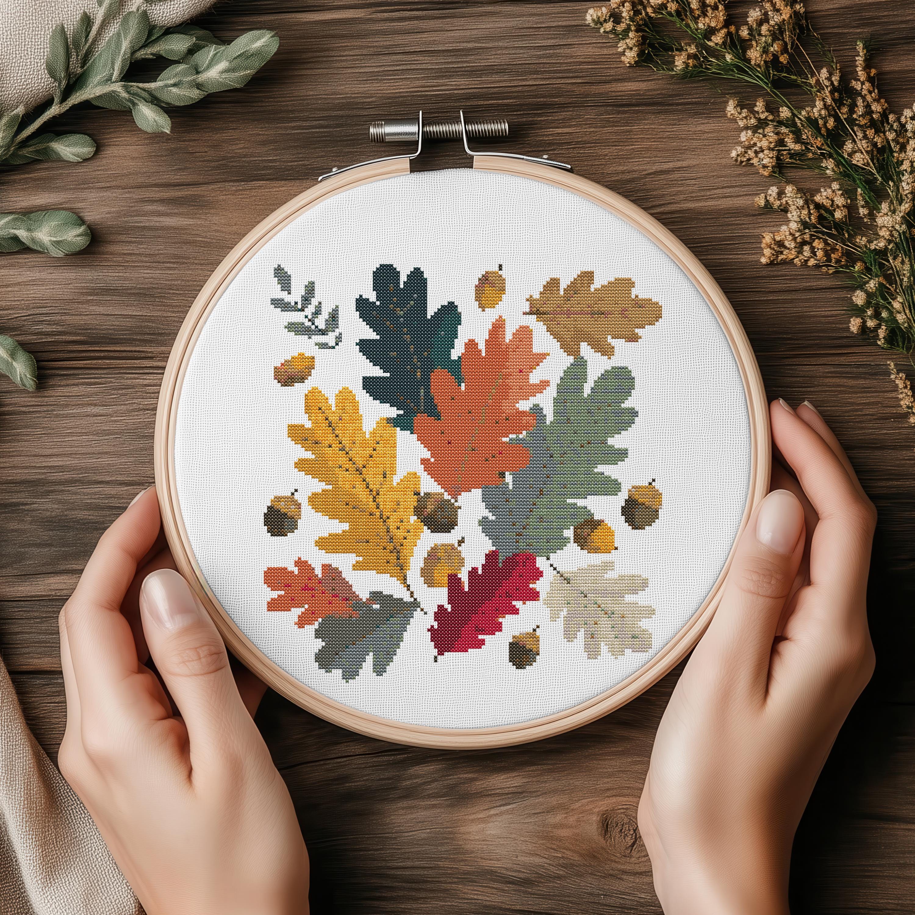 デジタル秋のどんぐりとオークの葉のクロスステッチパターンPDF