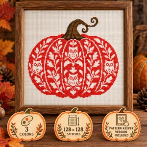Può includere: Uno schema a punto croce raffigurante una zucca rossa con motivi bianchi di gufi e foglie, incorniciato in legno. Sotto ci sono tre icone a forma di zucca che mostrano: 3 COLORS, 128 x 128 STITCHES e PATTERN KEEPER VERSION INCLUDED.