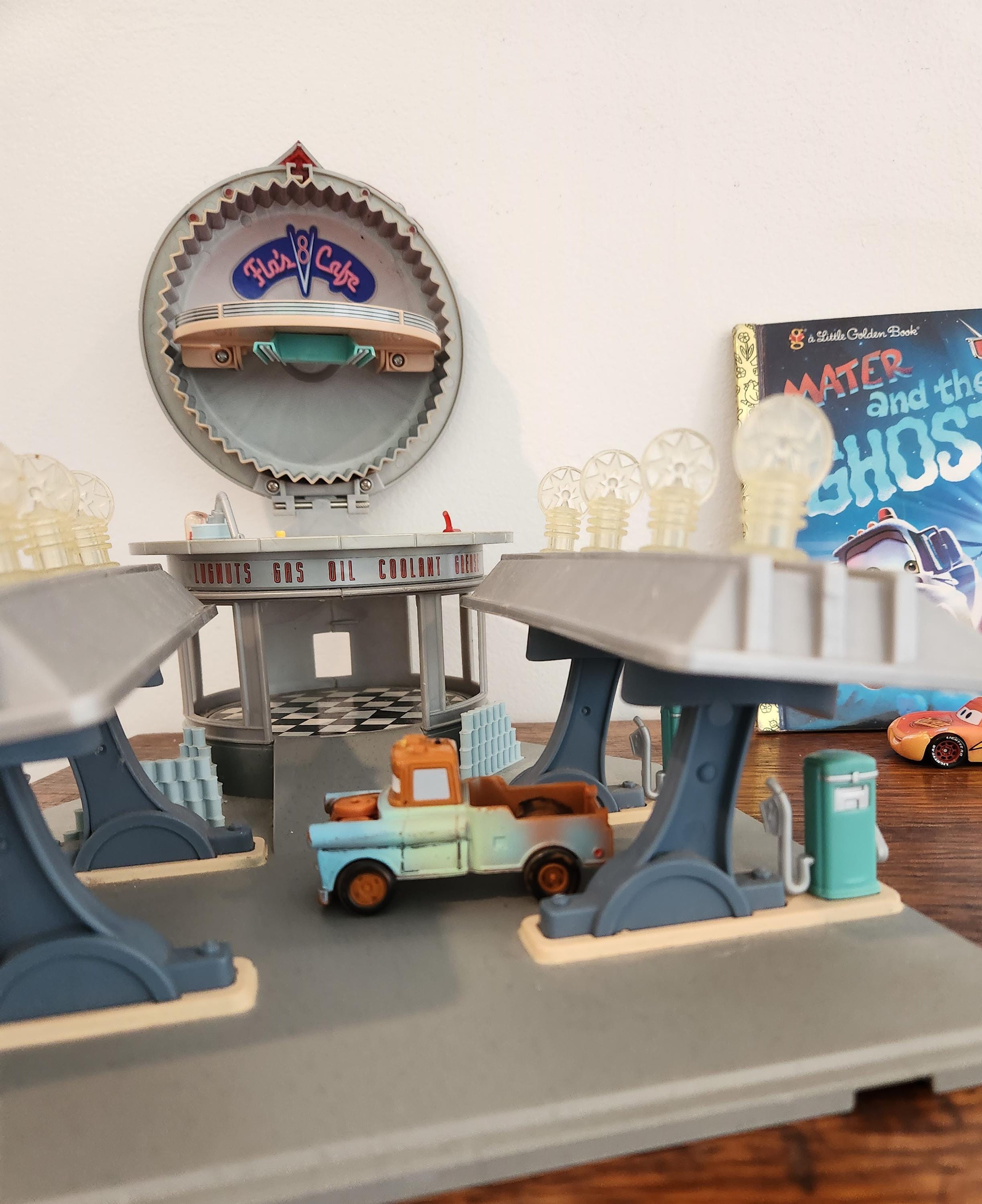 Disney Pixar Flo's V8 Cafe & Gas Station Playset W/ Cars - Working