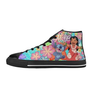 Puede incluir: Zapatilla alta de lona con un estampado floral colorido y personajes de la pel&iacute;cula de animaci&oacute;n Lilo & Stitch. La zapatilla tiene una puntera negra, cordones negros y una suela negra con una franja blanca.